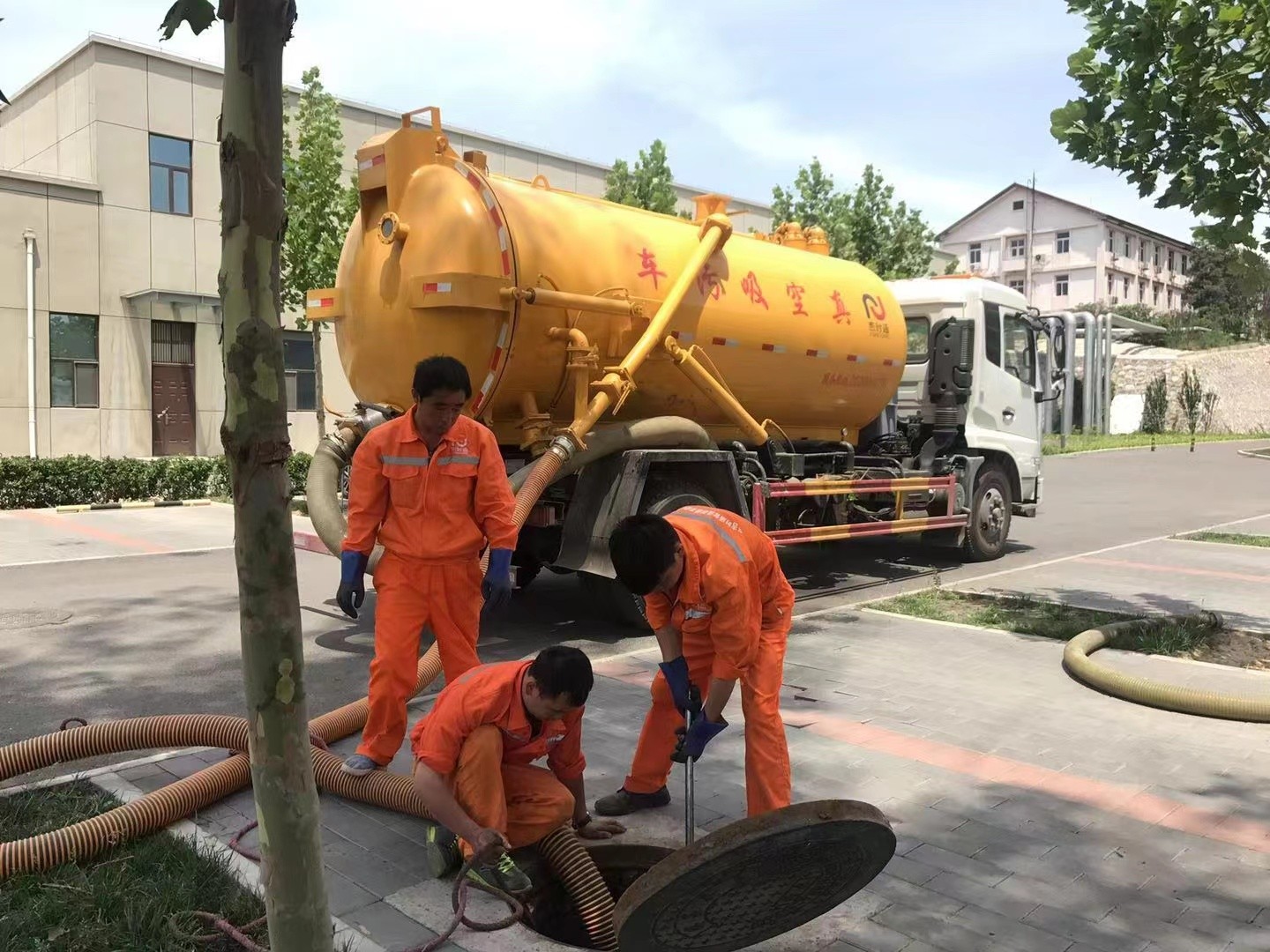 繁峙化粪池清理与5-8吨吸粪车施工效率分析